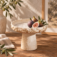 Plateau en céramique blanc cassé sur piédestal avec décor floral en relief, plateau décoratif pour la décoration de la maison