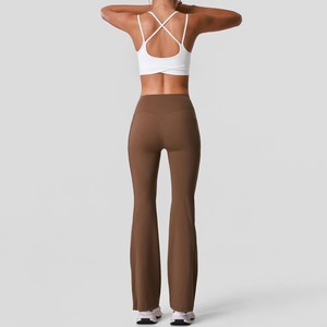 Ensemble de yoga YIYI pour femme avec dos croisé et coussinets, tenue de yoga taille haute avec poches, col en U pour femmes - Product Image 4