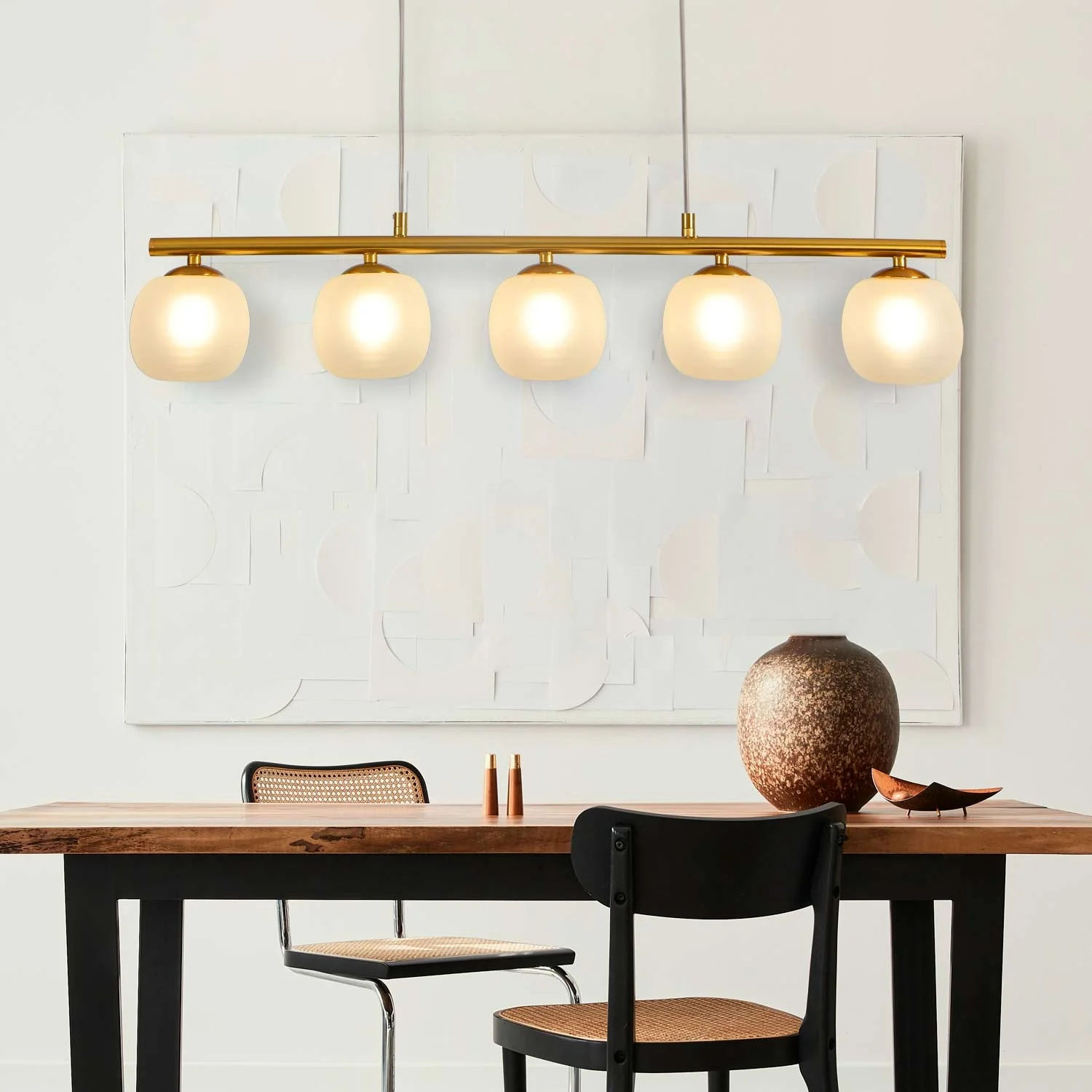 เหล็กทาสีดำและแก้วโอปอลสีขาว