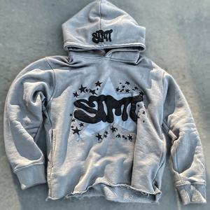 เสื้อฮู้ดดี้ผู้ชายผ้าฟลีซคอตตอนหนานุ่ม ทรงครอป ปักโลโก้ 3 มิติ ขอบตัด ล้างสีแบบแอซิดวอช ขายส่ง OEM - Product Image 1