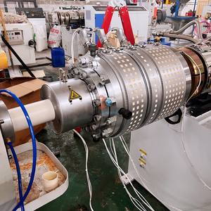 Machine d'extrusion <span class=keywords><strong>de</strong></span> tuyaux en PVC pour drainage d'eau <span class=keywords><strong>de</strong></span> 50 à 110 mm avec moteur Siemens, contrôle PLC, conception <span class=keywords><strong>automatique</strong></span> à double vis - Product Image 2