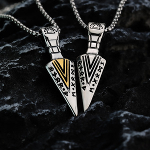 Collier pendentif flèche en acier inoxydable pour homme, style nordique viking, design géométrique, bijou cadeau - Product Image 1