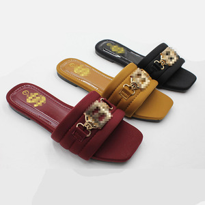 Nouvelles Sandales d'Été Style Polyvalent Chaussures de Plage à Bout Rond Sandales à Fond Plat Tongs Ventes Directes d'Usine Chaussures de Haute Qualité - Product Image 1