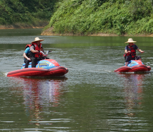 Moto d'Acqua Gonfiabile Elettrica in PVC per Adulti, Attrazione Acquatica per Piscine e Laghi - Product Image 4