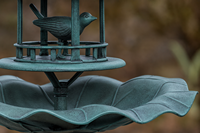 Fontaine à oiseaux sur piédestal en résine écologique, résistante aux intempéries, avec énergie solaire, décoration de jardin extérieure, style antique verdigris