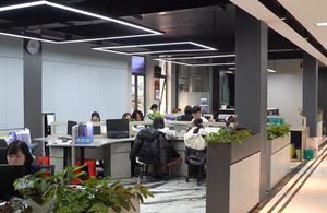 Cinta de embalaje BOPP con logotipo personalizado para sellado de cartón industrial exportada desde la fábrica de Vietnam - Product Image 4