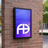 Solución de Pantalla Exterior de Alto Rendimiento de 65 Pulgadas, 3000 Nits, IP67, IK10, Montaje en Poste para Publicidad en Calles Principales