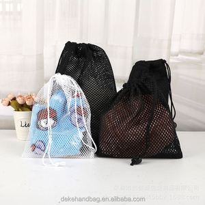 Sac de toilette en maille noire en polyester réutilisable et portable avec cordon de serrage pour la maison et les voyages - Product Image 6