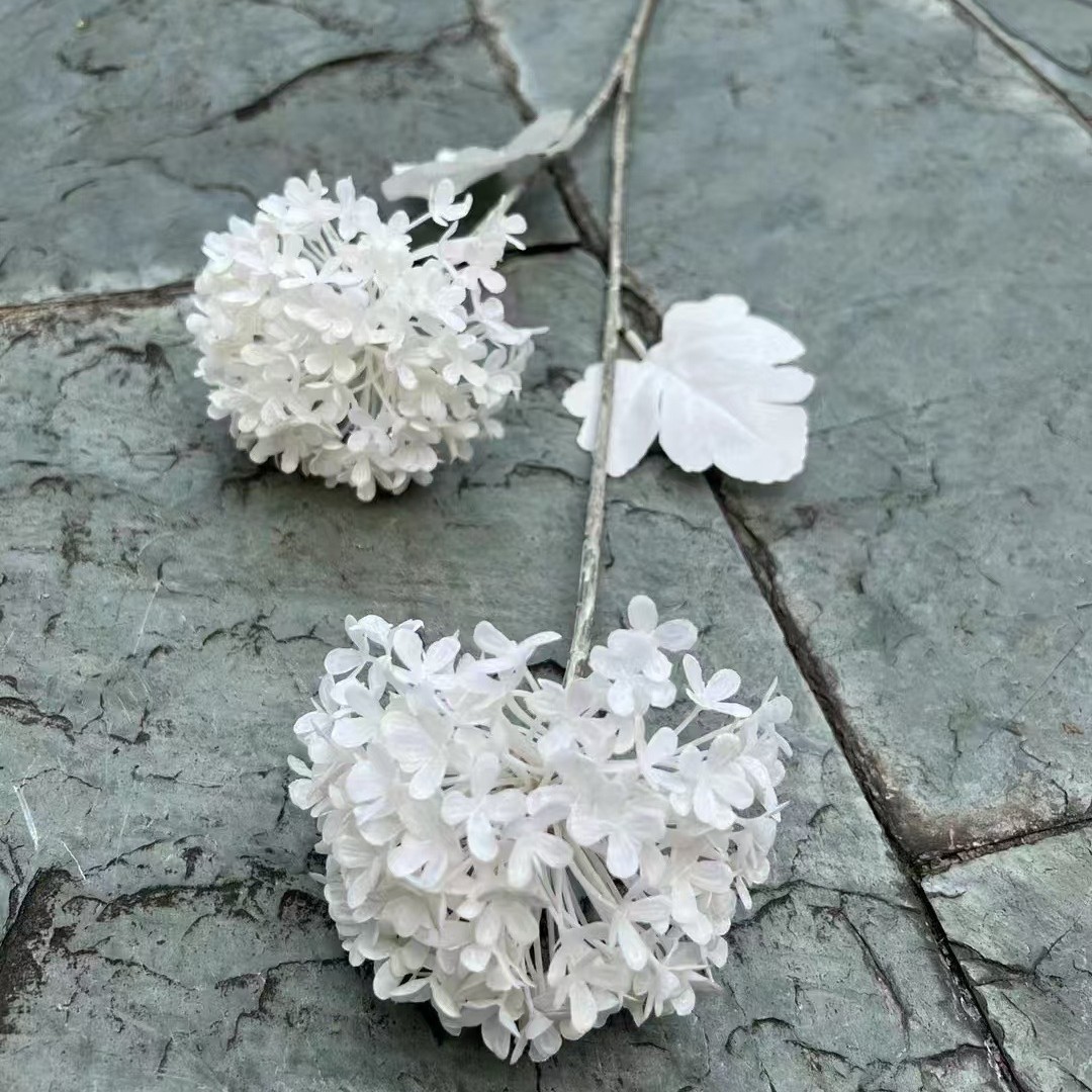 2 boules de neige blanches