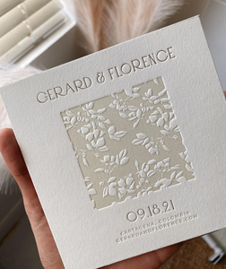 Marque-places <span class=keywords><strong>de</strong></span> table <span class=keywords><strong>de</strong></span> mariage personnalisés <span class=keywords><strong>de</strong></span> luxe en acrylique blanc, motif floral ivoire en relief 3D, avec numéros, <span class=keywords><strong>pour</strong></span> fêtes, banquets et douches nuptiales - Product Image 5