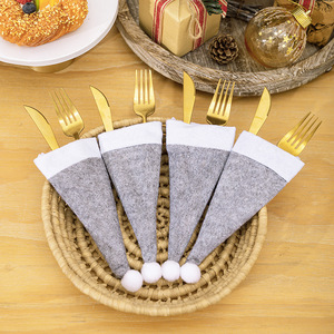 Housses en feutre <span class=keywords><strong>rose</strong></span>, <span class=keywords><strong>gris</strong></span> et rouge pour couverts d'extérieur, bonbons, sucettes, chapeaux de Père Noël et mini-chapeaux de Noël pour bouteilles de <span class=keywords><strong>vin</strong></span> - Product Image 4