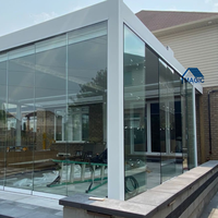 Pergola en aluminium moderne et élégante pour patio, jardin, avec toit à lamelles, gazebo extérieur avec porte coulissante en verre