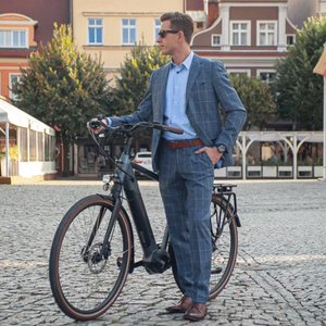 Vélo électrique urbain pour <span class=keywords><strong>homme</strong></span>, élégant, avec fourche droite, moteur central Bafang hydraulique 250W, batterie dissimulée Samsung, 7 vitesses et grandes roues - Product Image 1