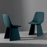 Chaise de salle à manger élégante, durable et moderne avec design ergonomique, revêtement en daim vert, pieds en métal, OEM pour la maison, le bureau et l'hôtel
