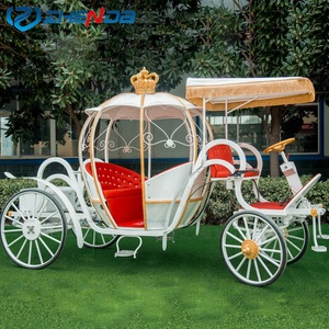 Charrette de Cendrillon électrique blanche et rouge avec toit en forme de couronne pour mariages, événements et fêtes à thème - Product Image 2