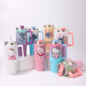 ZB Ingrosso Tumbler da Viaggio in Acciaio Inox 40oz con Isolamento Sottovuoto, Decorato con Strass, con Cannuccia e Manico, HelloKitty Stitch, per <span class=keywords><strong>Regalo</strong></span> - Product Image 1