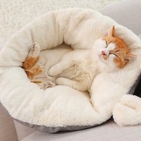 Nouveau Nid pour Chat Multifonctionnel en Peluche Douce Blanche et Grise Aston – Tapis Créatif pour Chat, Maison Chaude d'Hiver pour Chat, Taille S/M