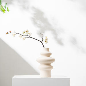 Vase à fleur circulaire de luxe léger de haute qualité pour décoration intérieure ensemble de 3 vases en céramique en forme de <span class=keywords><strong>tour</strong></span> blanche pour le bureau, l'hôtel et le mariage - Product Image 4