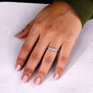 Bague de fiançailles en or blanc 14 carats avec diamants cultivés en laboratoire Bague de mariage en cinq pierres avec coupe baguette ronde et conique pour femme - Product Image 2