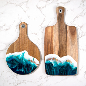 Planche à découper de cuisine en bois unique avec finition vague océanique personnalisée, résine époxy bleue - Product Image 2