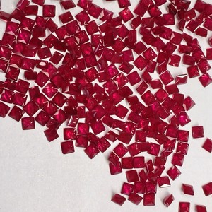Pierre de rubis naturelle taillée en carré de 2x2 mm pour la fabrication de bijoux - Product Image 2