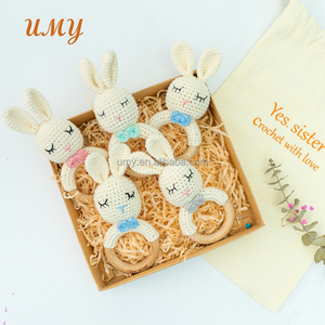 Hochets et anneaux de dentition pour bébé en bois, faits main, de haute qualité, au crochet, avec lapin tricoté naturel et charmant - Product Image 6