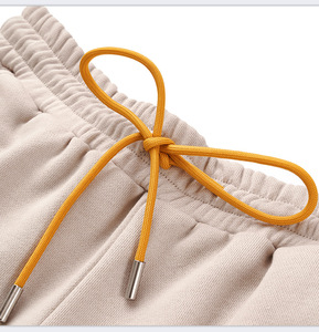 Pantalones cortos de contratista con bolsillos XL-Material de sarga pesado, construido para soportar las demandas del lugar de trabajo mientras se mantiene - Product Image 5