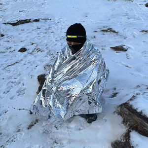 Couverture Thermique Réfléchissante d'Urgence Double Face en Feuille d'Aluminium Imperméable pour la Survie en Extérieur et la Protection Contre le Froid - Product Image 4