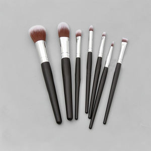 2024 buena calidad negro 7 Uds mango largo <span class=keywords><strong>de</strong></span> madera <span class=keywords><strong>maquillaje</strong></span> profesional plano marca <span class=keywords><strong>de</strong></span> lujo juego <span class=keywords><strong>de</strong></span> <span class=keywords><strong>brochas</strong></span> mujeres herramienta <span class=keywords><strong>de</strong></span> belleza cepillos cosméticos - Product Image 4