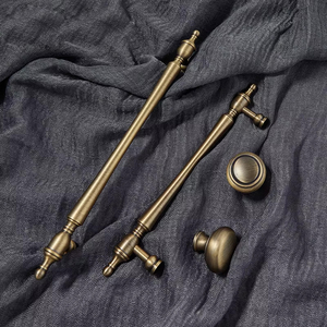 Poignées de style français en laiton brossé, forme bande, anti-éclaboussures, couleur bronze antique, pour portes de placards, armoires et cuisines - Product Image 3