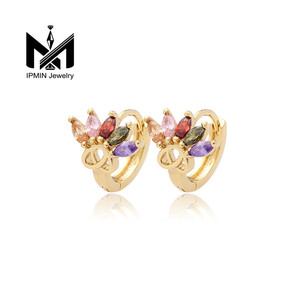 Pendientes Huggie de oro laminado de circonita <span class=keywords><strong>multicolor</strong></span> baratos al por mayor, joyería de latón de estilo clásico para mujer - Product Image 1