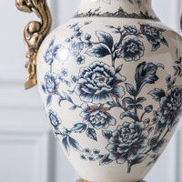 Vase à base et poignée en cuivre antique bleu et blanc de conception américaine vase de trophées en céramique pour la décoration intérieure de la maison
