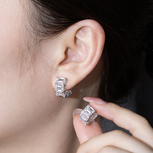 ต่างหูเพชรทองคำขาว 18K รุ่น MSE-868 ของ Messi Jewelry สำหรับผู้หญิง - Product Image 4