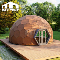 Dôme géodésique de glamping de 8 m avec entrée hexagonale pour suite de villégiature et hôtel Airbnb