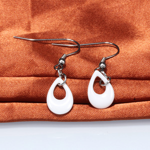Boucles d'oreilles pendantes en céramique noire et blanche en forme de goutte d'eau, en acier inoxydable, pour étudiants - Product Image 2