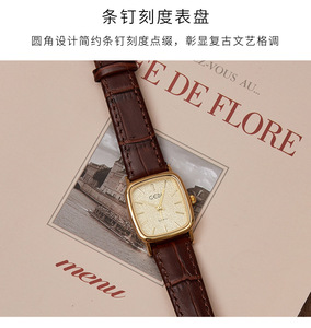 Reloj de Cuarzo con Esfera Cuadrada con Brillo Color Champán, Tono Dorado y Correa de Cuero Negra - Product Image 5
