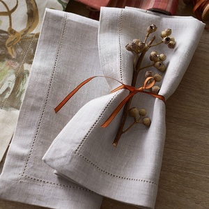 Serviettes de table brodées personnalisables 45x45cm en lin perforé avec ourlet festonné pour hôtel et mariage - Product Image 3