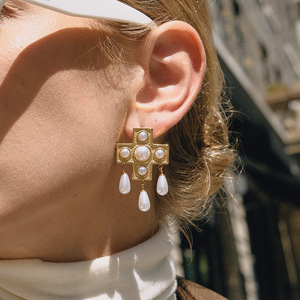 Boucles d'oreilles en acier inoxydable style Old Money, martelées, avec croix dorée et pompon de perles, haute couture, cadeau idéal - Product Image 2