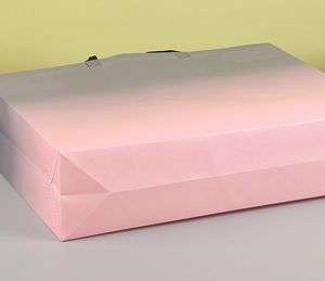 กระเป๋าผ้าไม่ทอแบบกันความชื้นพร้อมโลโก้พิมพ์กราเวียร์สำหรับบรรจุภัณฑ์ของขวัญ แฟชั่นส่งเสริมการขาย และปรับแต่งได้ - Product Image 2