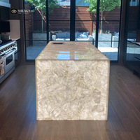 Buffet en pierre translucide en cristal blanc rétro-éclairé de luxe dalle de comptoir en quartz et planche à dosseret