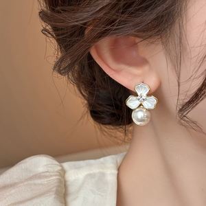 Nouvelles Boucles d'Oreilles Coréennes Tendance en Métal Imitation Perle et Fleur à Trois Feuilles Émaillée pour Femme, Bijou de Fête, Cadeau Idéal - Product Image 5