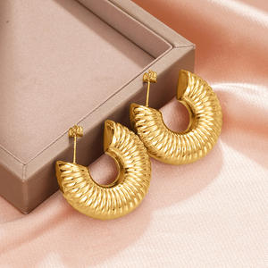 Orecchini a Cerchio Trendy Placcati Oro in Lega di Zinco a Forma di C Unisex Gioielli alla Moda per Feste - Product Image 5