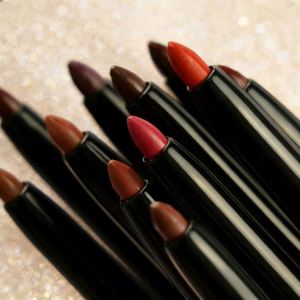 Crayon à lèvres waterproof longue tenue, couleur marron, format voyage, marque privée, à base de minéraux crémeux - Product Image 1
