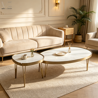 Table basse ovale gain de place en pierre frittée de haute qualité avec structure en métal doré pour maison contemporaine