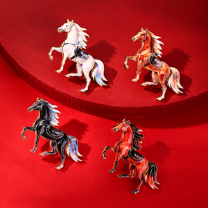 Broches en émail souple personnalisées Zodiaque Chinois Cheval, directement de l'usine - Impression UV, plaqué or, ODM OEM, badges porte-bonheur à thème Cheval au galop - Product Image 1