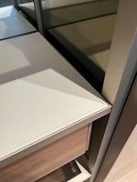 Buffet de présentation intégré moderne de luxe, armoire à vin, finition bois avec porte en verre, éclairage LED