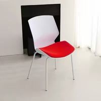 Chaise de conférence minimaliste légère sans accoudoirs empilable pour réception et réunions de bureau