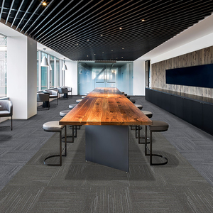 Dalles de moquette modulaires carrées en polypropylène de couleur unie, à boucles, amorties, résistantes aux taches et lavables, pour bureaux et espaces commerciaux - Product Image 1