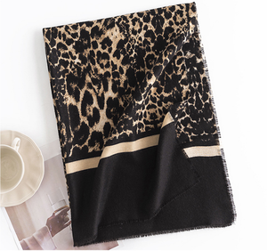 Sciarpe e Scialli Tradizionali con Nappe 2026 di Tendenza, <span class=keywords><strong>Elegante</strong></span> Sciarpa Nera con Stampa Leopardata per Donna - Vendita all'Ingrosso - Product Image 3