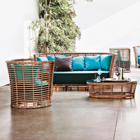 Modernes Outdoor-Balkon-Sofa garnitur im Landhausstil mit kleinem Tisch und Rattan stühlen für Gartenmöbel im Villa Studio Courtyard